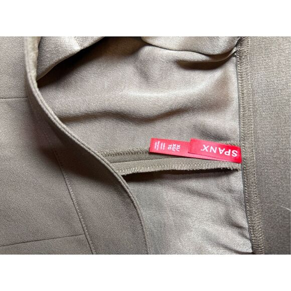 Spanx Carefree Crepe Pleated Shorts in Cedar (Brown) EUC Size XL - Picture 3 of 6